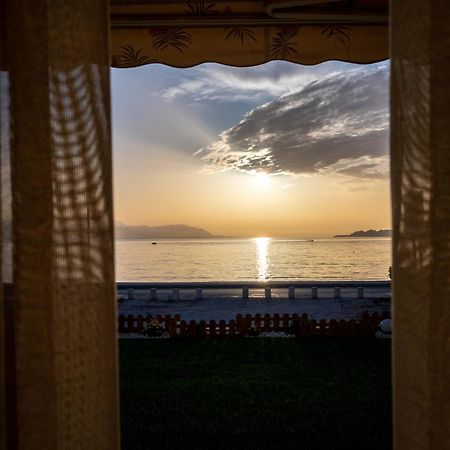 Loutraki Sea Sunset Apartment Exterior foto