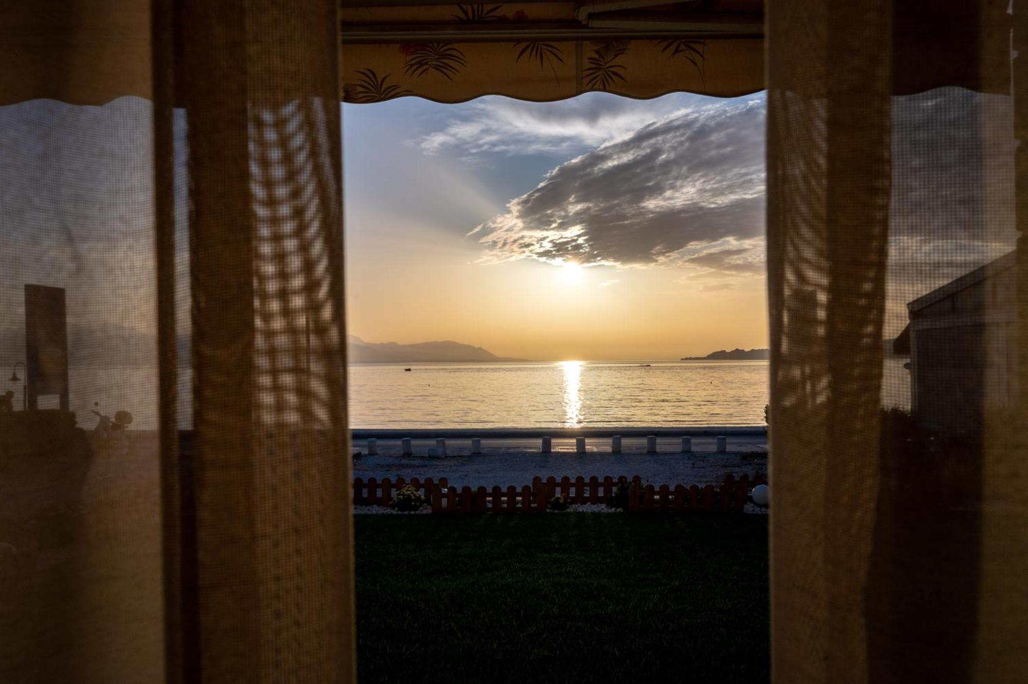 Loutraki Sea Sunset Apartment Exterior foto